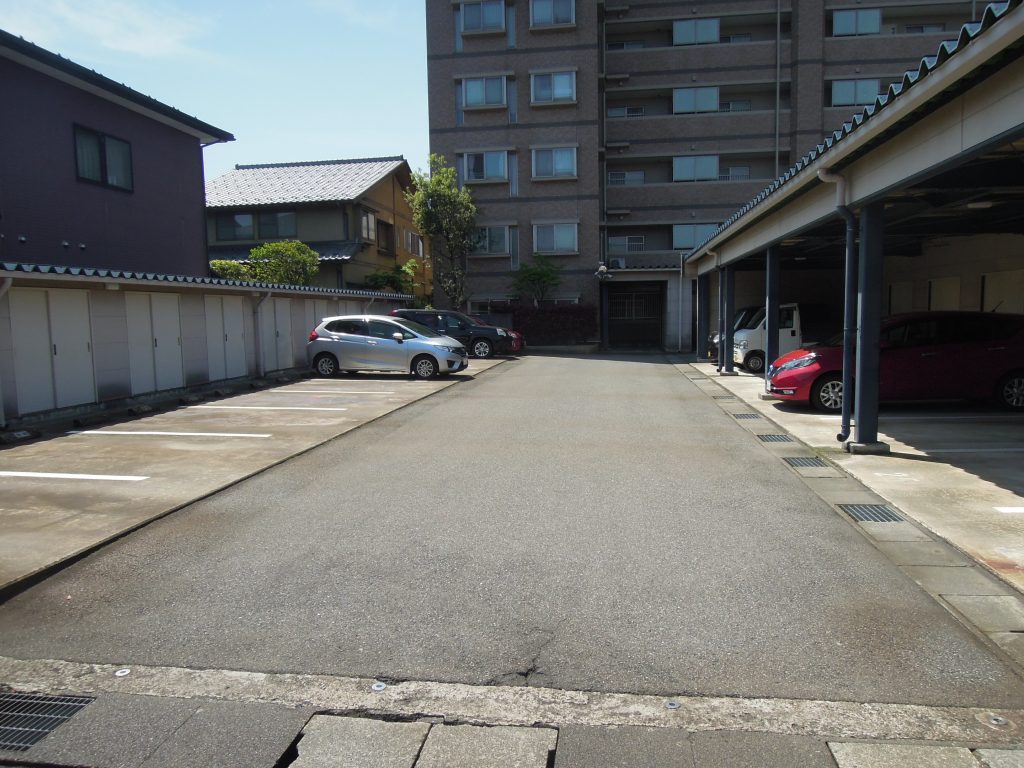 グローレ新田塚／駐車場１／物件写真豊富／福井市マンションクリエイト