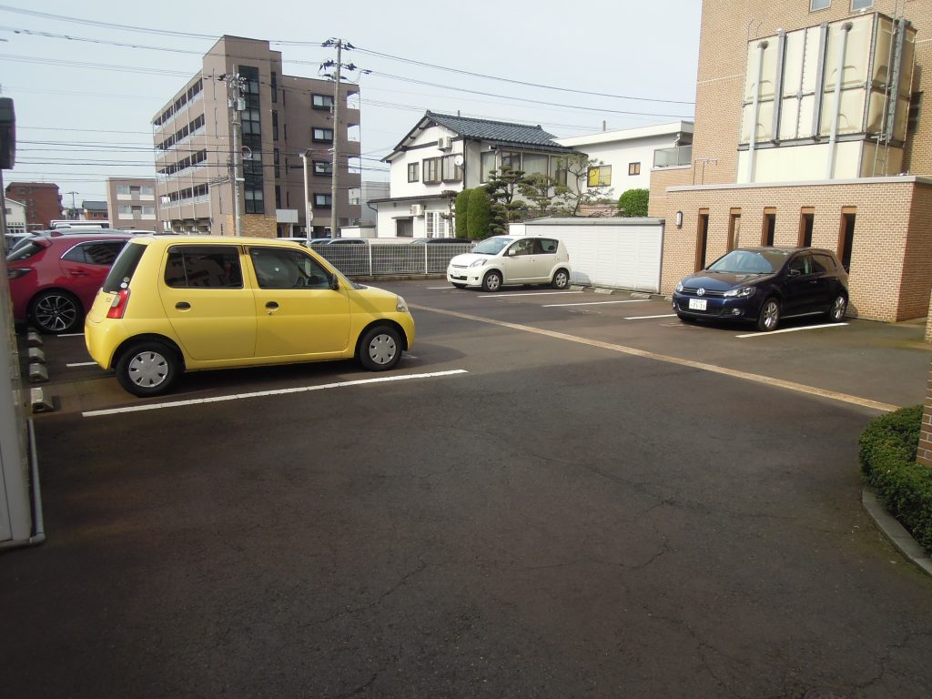 ドゥウエル文京／駐車場２／物件写真豊富／福井市マンションクリエイト