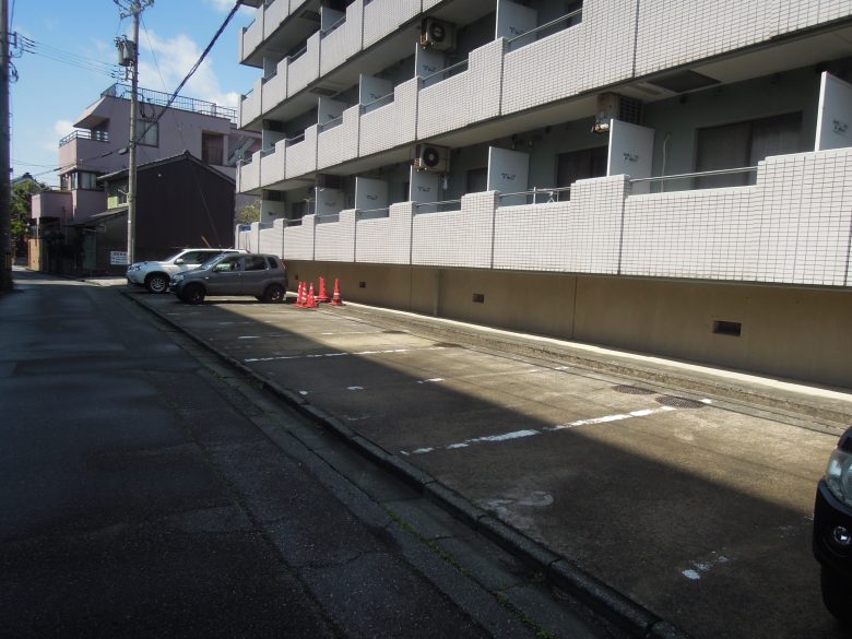 信開ウェラコート足羽／駐車場1／物件写真豊富／福井市マンションクリエイト